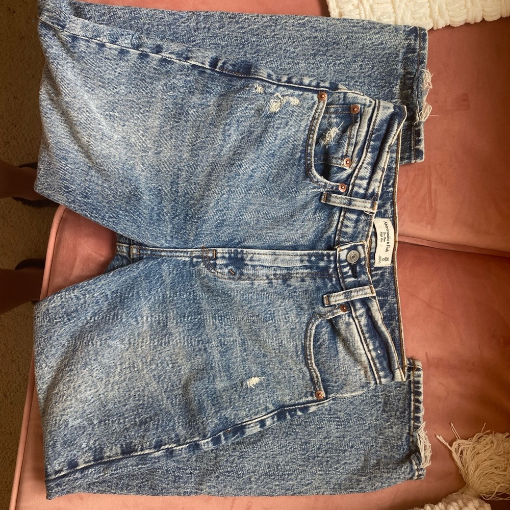 ✨ High Rise Mom Jean ✨ - Picture 2 of 7